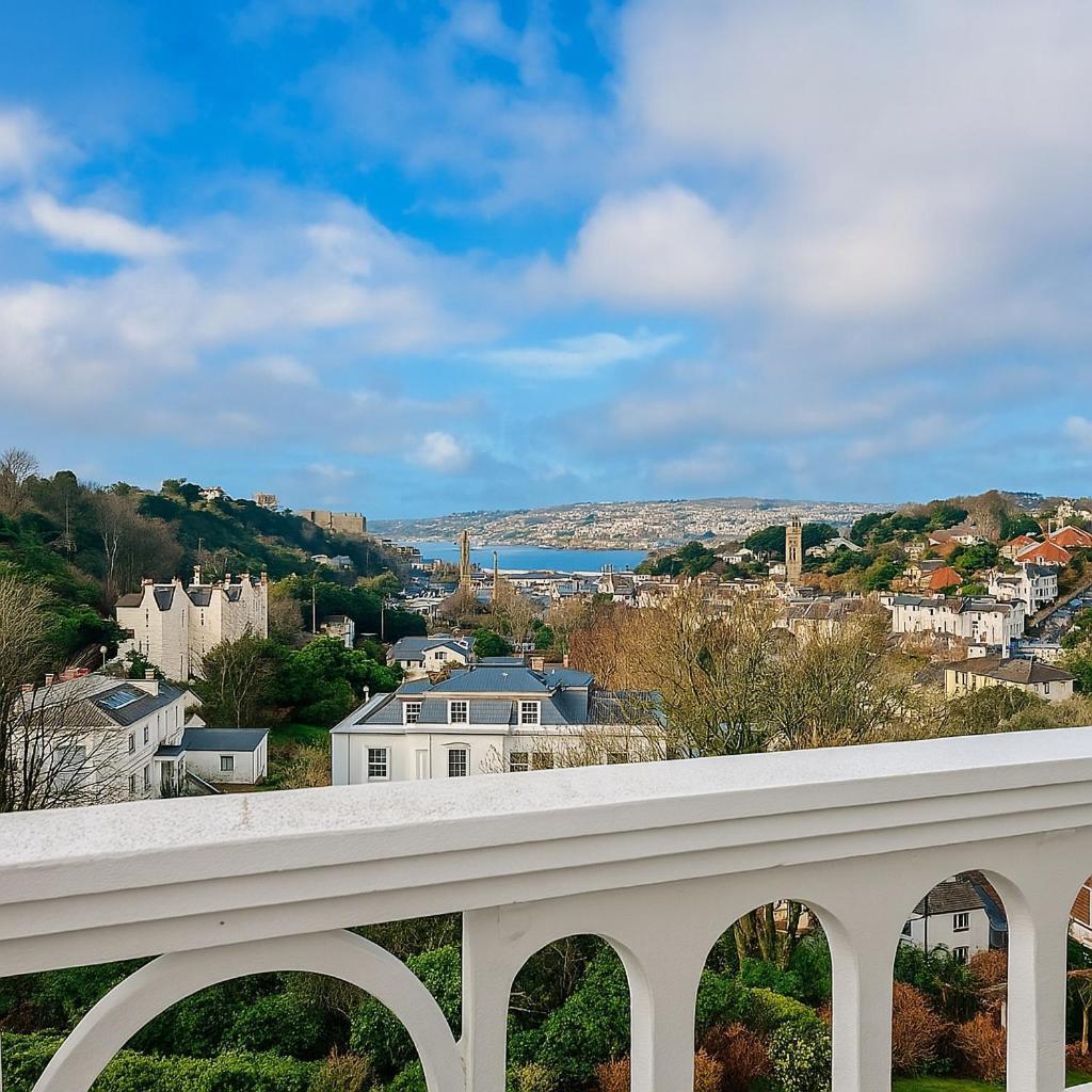 Nestee Floor Overlooking Harbour Pet Friendly